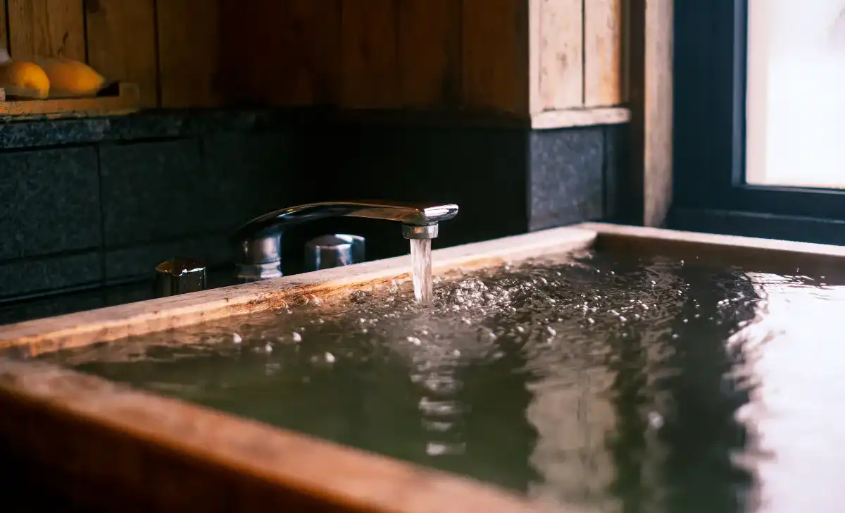 ヒノキ風呂の湯船