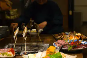 夕食を食べている様子