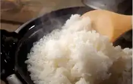 炊き立ての土鍋ごはんの写真