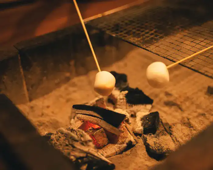 囲炉裏でマシュマロを焼く様子